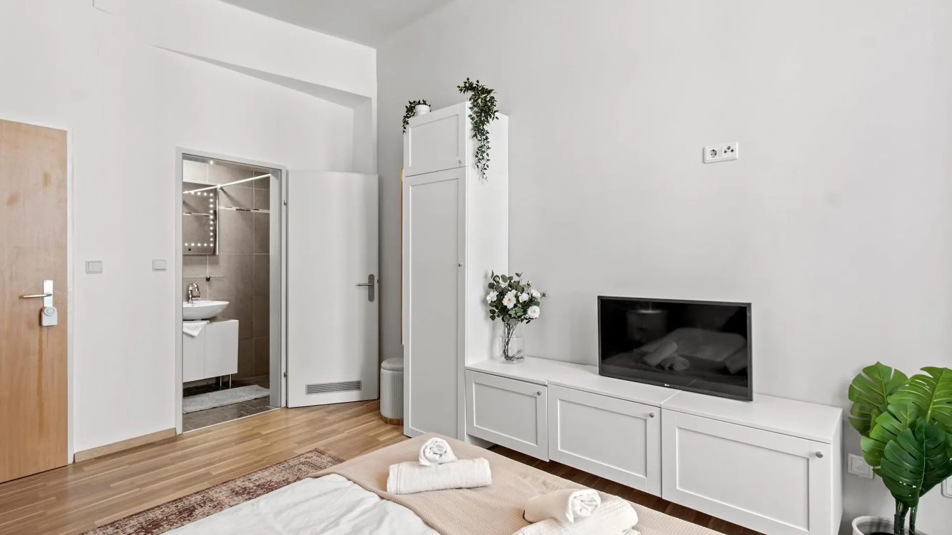 Modern City-View Stay In The Heart Of Vienna Hotel