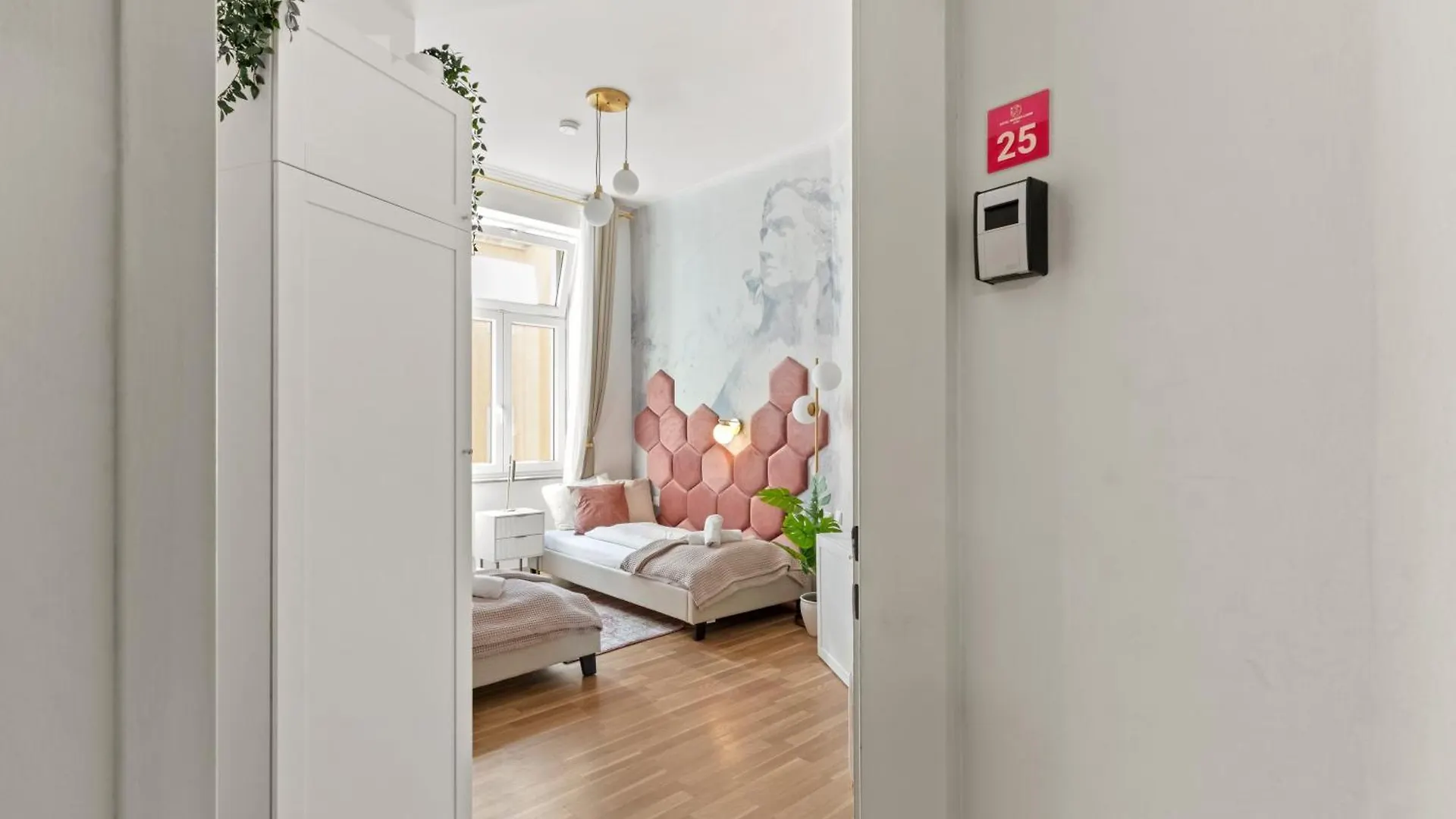 Modern City-View Stay In The Heart Of Vienna Austria