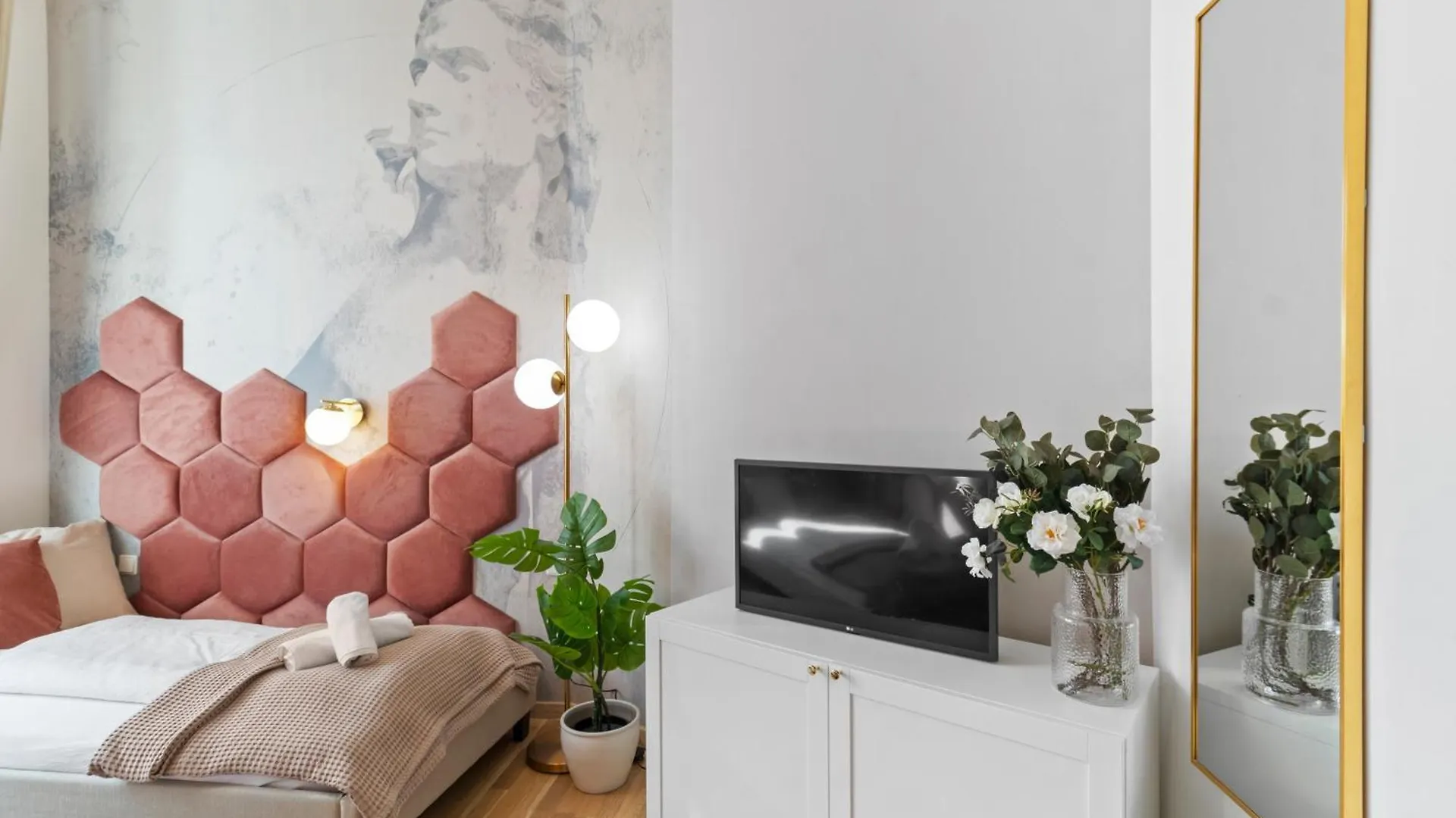 Modern City-View Stay In The Heart Of Vienna Hotel