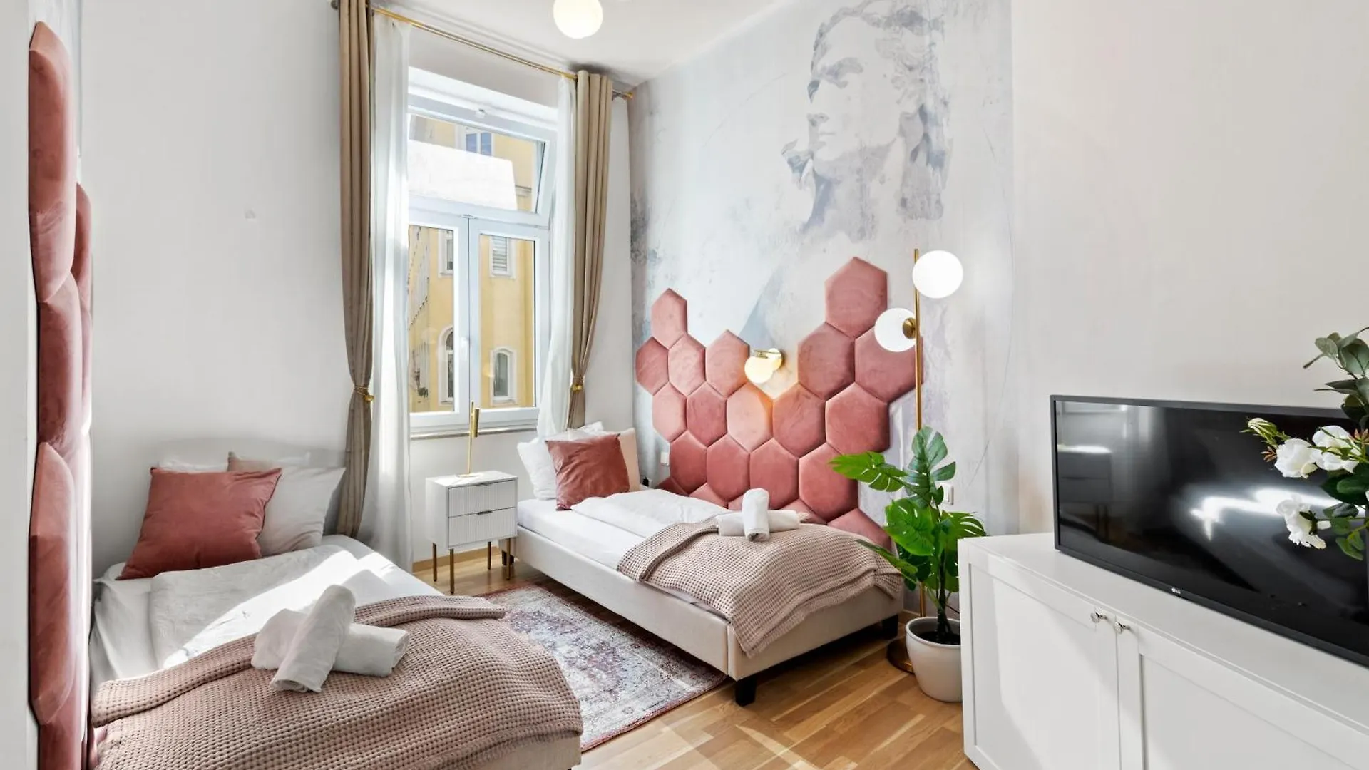 Modern City-View Stay In The Heart Of Vienna 0*,
