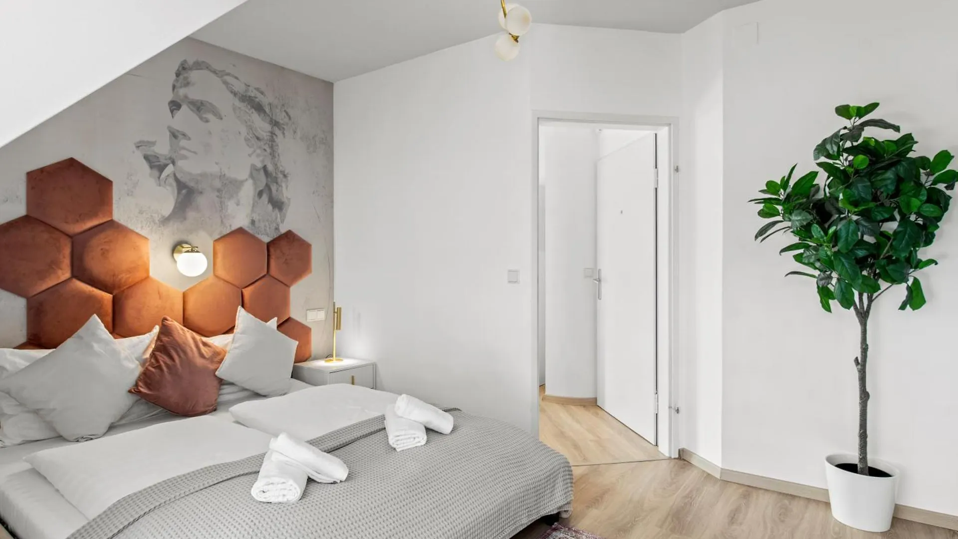 Modern City-View Stay In The Heart Of Vienna Austria